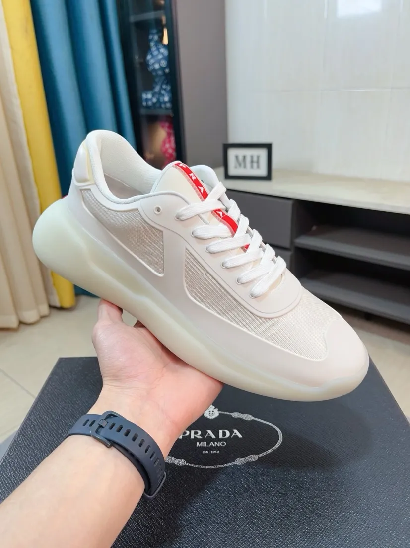The ex-factory price is 680🌹🌹The high-quality new Prada (Prada) counters are launched simultaneously. The new men's shoes and 😘fabrics are selected from imported mesh and glue-spraying technology. Imported cowhide lining. 👍🏿High-end☄️Open-molded non-slip rubber outsole, exquisite lines, simple and elegant, comfortable and high-end for leisure travel. Code number: 38 to 44